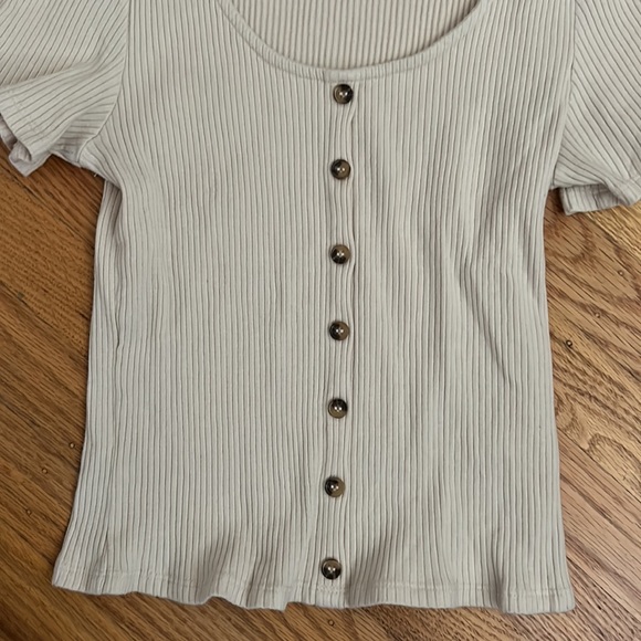 H&M Stretchy Buttoned Top - Picture 2 of 3